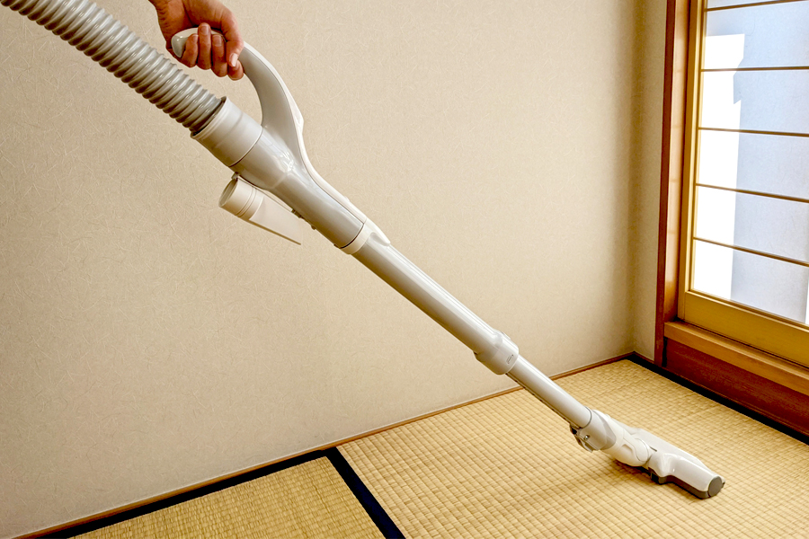 掃除機を畳の目にそってやさしくかけてください